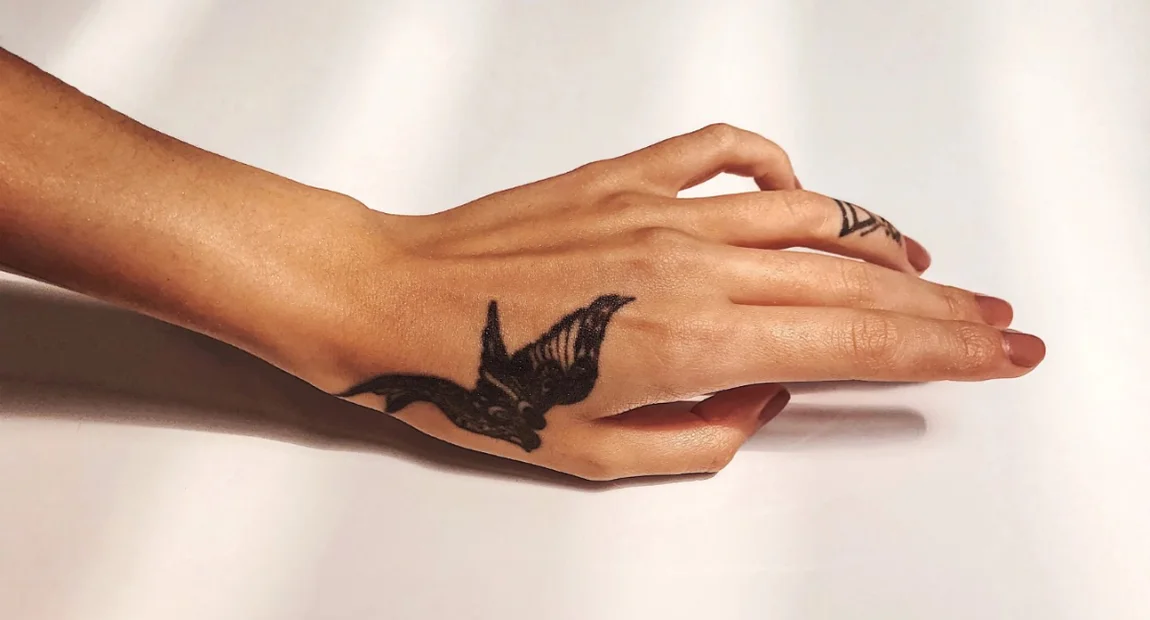 Tatouage la main : Guide complet et idées tendances